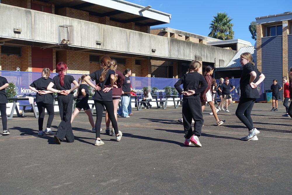 The absolute highlight of the day was the final cultural ceremony. Students from all four schools united on the floor, combining their didgeridoo playing, traditional dance, and shared artistic expressions into one collective performance.